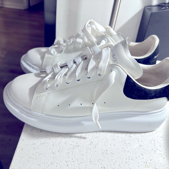 Alexander Mcqueens - Picture 2 of 5